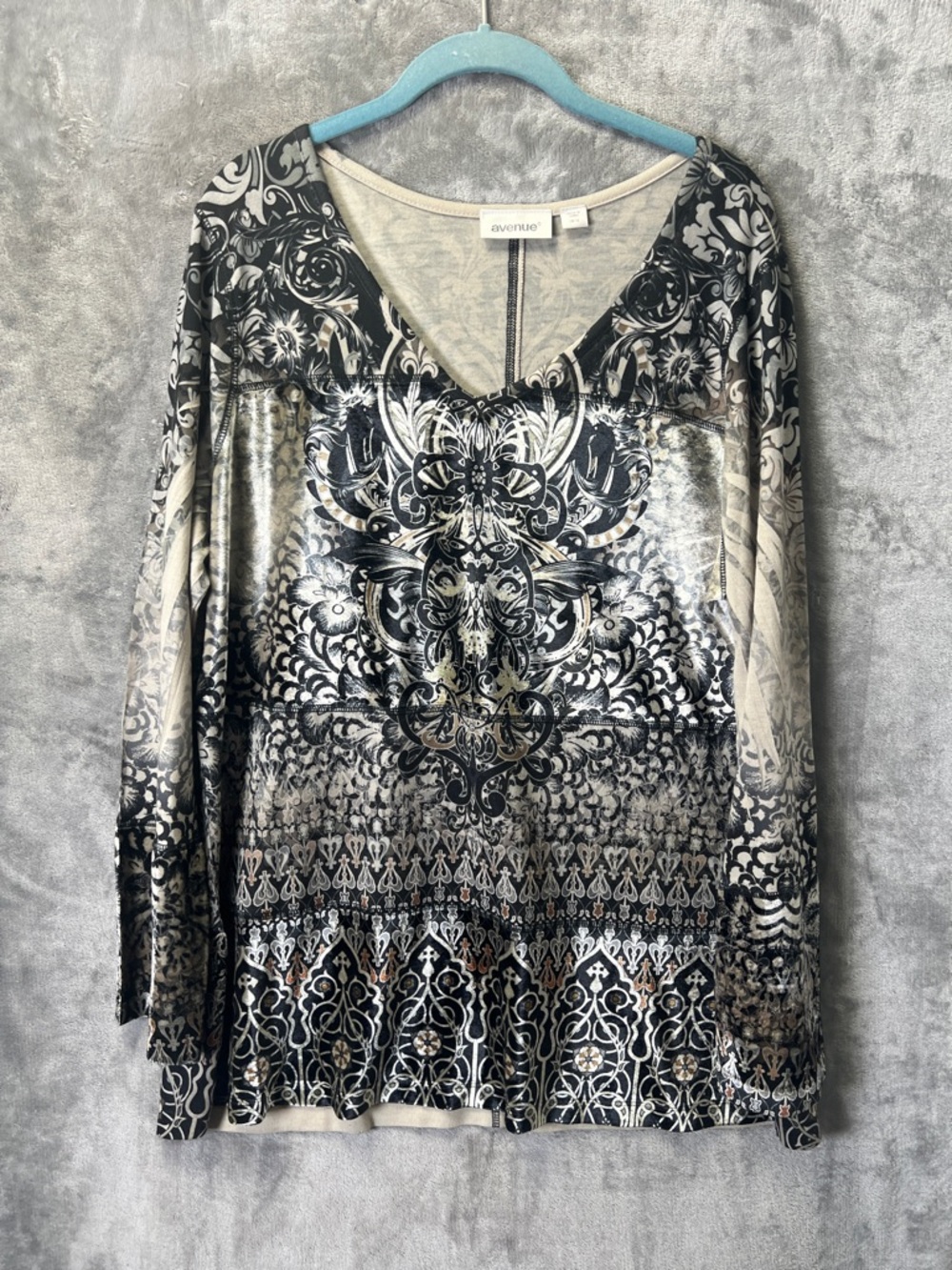 Avenue Black & Cream Ornate V-Neck Long Sleeve Top